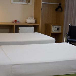 Habitación Estándar con 2 Camas Individuales Adaptada para Discapacitados